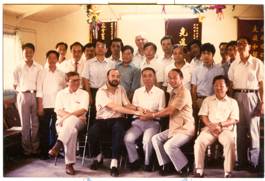 1985年8月大亞灣核電站中標后工作人員合影.jpg